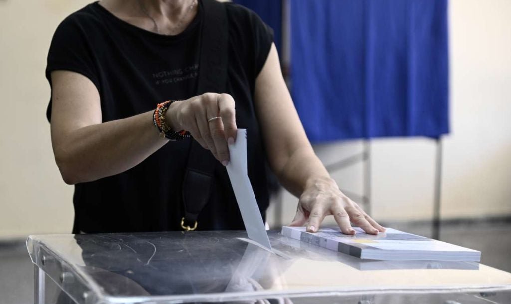 «Δημοσκοπήσεις MRB, Metron: Η ΝΔ ανακτά έδαφος, η Πλεύση εκτοξεύεται ενώ το ΠΑΣΟΚ παραμένει σε χαμηλές πτήσεις»