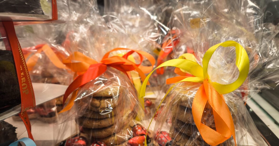 «Πάσχα 2025: Ανοιχτά Καταστήματα και Σούπερ Μάρκετ – Όλο το Εορταστικό Ωράριο»