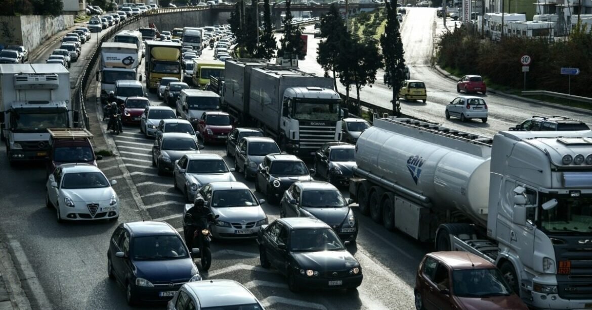 «Κηφισός: Χάος στον δρόμο προς Πειραιά λόγω καραμπόλας τριών οχημάτων»