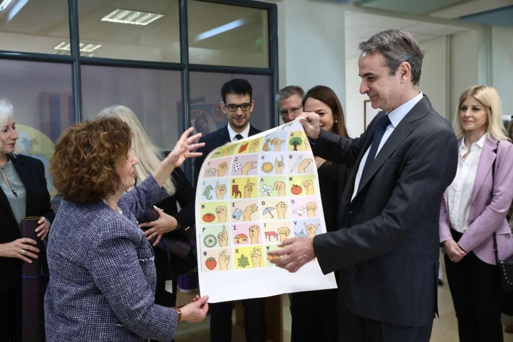 «Μητσοτάκης: Επανάσταση στην Κοινωνική Πολιτική με Επέκταση του Επιδόματος Κώφωσης για Όλους!»