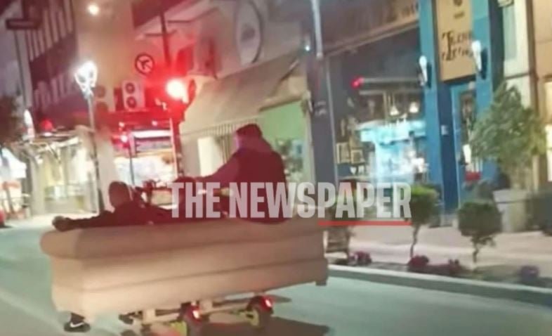 «Σάλος στον Βόλο: Εισαγγελική παρέμβαση για την τρελή βόλτα με καναπέ σε ηλεκτρικά πατίνια»