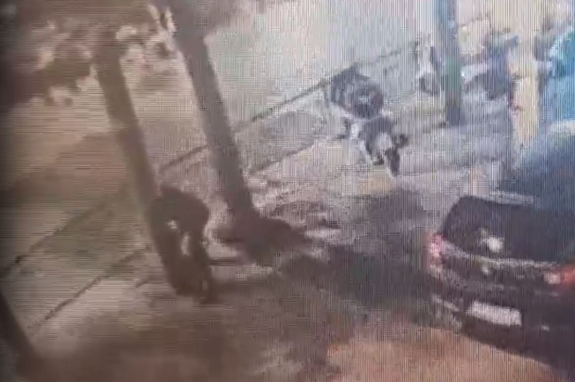 Σοκαριστικό Βίντεο: Η Στιγμή που ο Δράστης Αφήνει το Σακίδιο με τη Βόμβα στον Hellenic Train