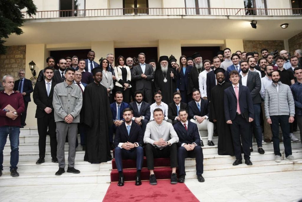 «Μητσοτάκης στην Αγία Βαρβάρα: Στιγμές από την επίσκεψη στο Οικοτροφείο και η επαφή με τους πολίτες»