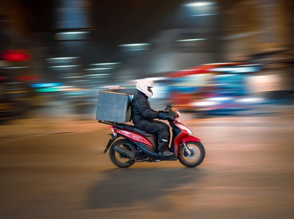 «Θεσσαλονίκη: Άγρια επίθεση σε διανομέα – Καρέκλα στο κεφάλι και απειλές από άγνωστο»