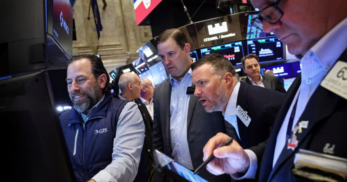 Καταρρέει ο Dow Jones: Πτώση άνω των 800 μονάδων στο κλείσιμο λόγω ανησυχιών για το έλλειμμα