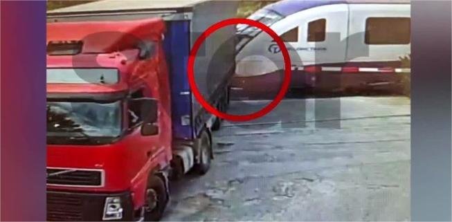 «Σοκαριστικές φωτογραφίες από τη σύγκρουση φορτηγού με τρένο στην Εύβοια: Η στιγμή που το όχημα επιχείρησε να περάσει με κατεβασμένη μπάρα»