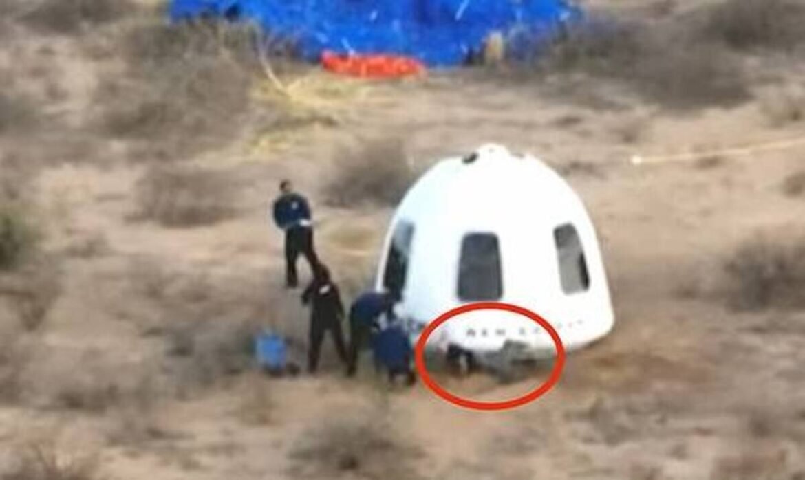 «Ανατροπή στον αέρα: Ο Μπέζος τρέχει προς τη διαστημική κάψουλα και πέφτει με θόρυβο! (Βίντεο)»