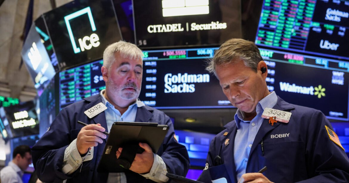 Πώς οι 3 κορυφαίες επενδυτικές τράπεζες εκμεταλλεύονται το χάος των δασμών του Τραμπ για να αυξήσουν τα κέρδη τους