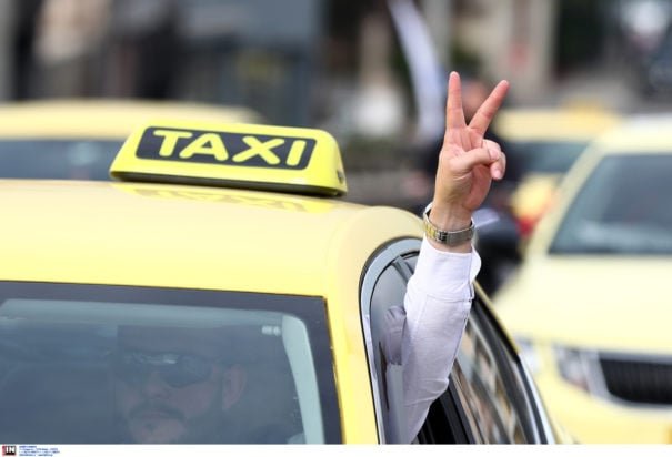 Αθήνα χωρίς ταξί για 24 ώρες: Ένταση και διαμαρτυρίες έξω από το υπουργείο Μεταφορών!