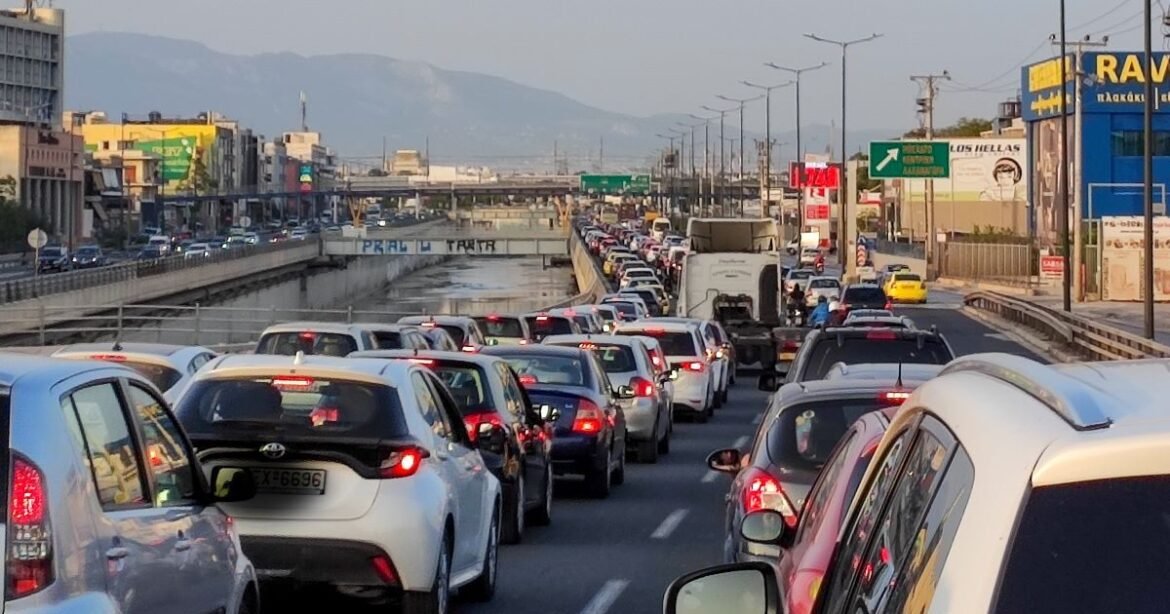 «Κηφισός: Αδιαχώρητο και ασφυξία στις εξόδους της Αττικής – Η έξοδος των εκδρομέων συνεχίζεται»
