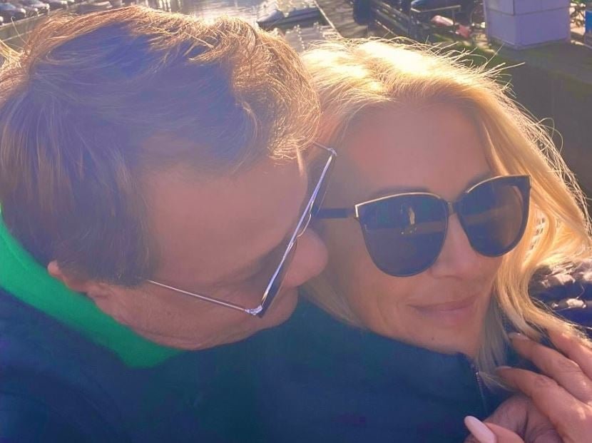 Απόστολος Λύτρας: Ρομαντική πρόταση γάμου στη νέα του σύντροφο – Η συγκινητική φωτογραφία με το μονόπετρο και το «Yes I Do»!