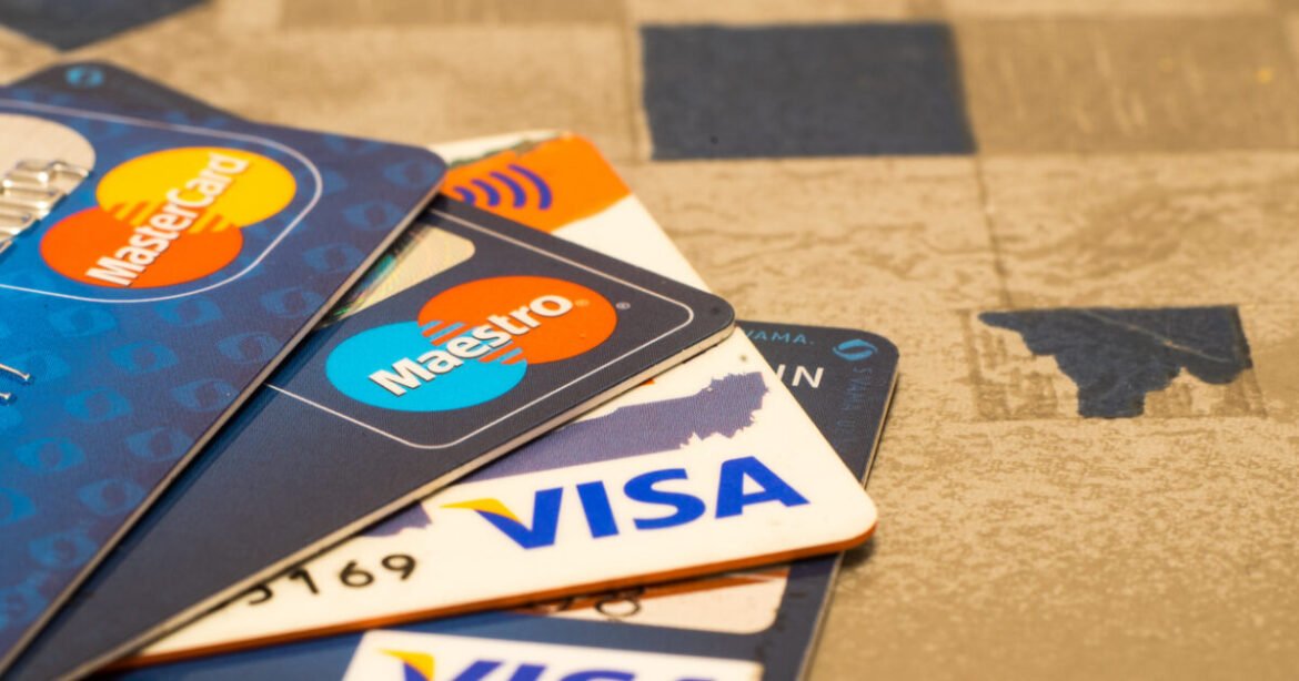 «Εμπορικός Πόλεμος ΗΠΑ – ΕΕ: Η Ευρώπη Αντεπίθεση με τη Δική της Λύση για Visa και MasterCard»