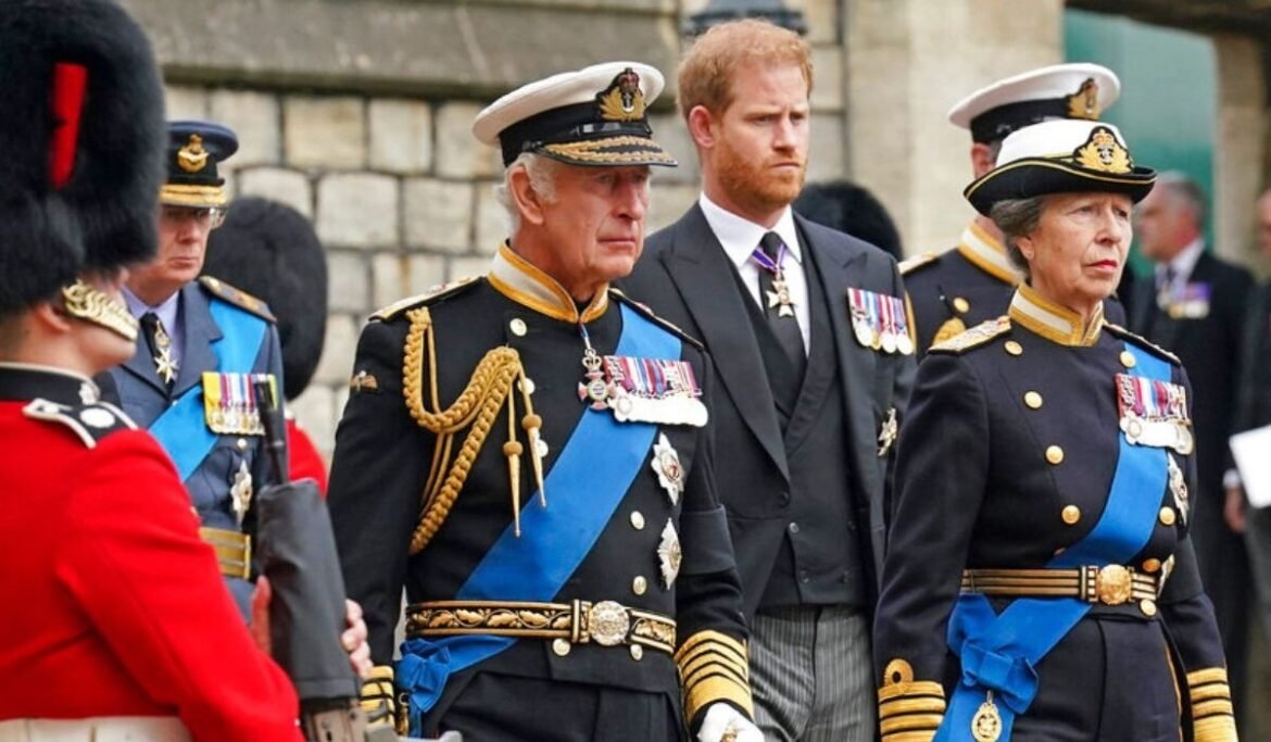 «Αναπάντητες Κλήσεις: Ο Βασιλιάς Κάρολος Αγνοεί τον Πρίγκιπα Χάρι»