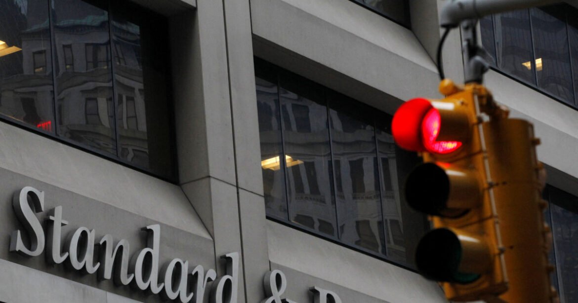 «Αναμένοντας την Απόφαση της Standard & Poor’s: Τι Σημαίνει για την Ελλάδα στον Κόσμο του Εμπορικού Πολέμου»