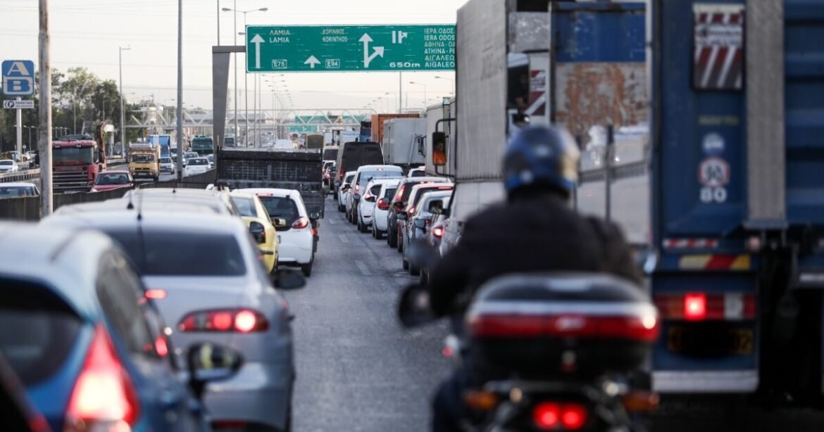 «Κίνηση στους Δρόμους: Ο Κηφισός Στο «Κόκκινο» – Χιλιομετρικές Ουρές στην Αθηνών λόγω της Μεγάλης Έξοδου των Εκδρομέων!»