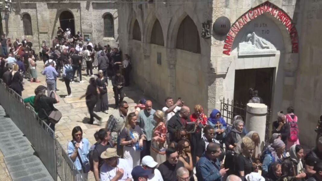 «Συγκίνηση και Κατάνυξη: Η Ιερή Δοξολογία για την Αποκαθήλωση του Εσταυρωμένου στα Ιεροσόλυμα»