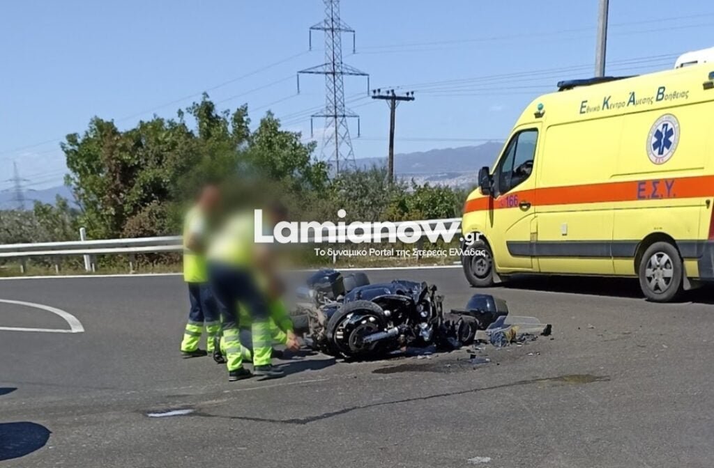 Σοβαρό τροχαίο στη Λαμία: Διαλύθηκε μηχανή έπειτα από σφοδρή σύγκρουση με αυτοκίνητο – Στο νοσοκομείο ο