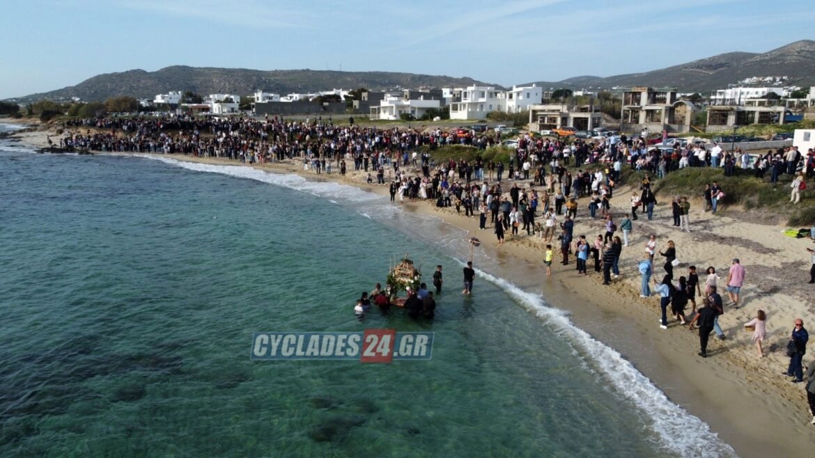 «Νάξος: Μαγευτική περιφορά του Επιταφίου στη θάλασσα – Ένα συγκινητικό θέαμα που δεν πρέπει να χάσετε!»