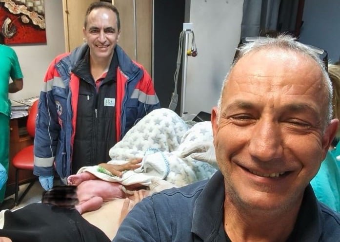 «Θαύμα του Πάσχα: Γυναίκα φέρνει στον κόσμο υγιές κοριτσάκι μέσα σε ασθενοφόρο – Δείτε τις συγκλονιστικές φωτογραφίες!»