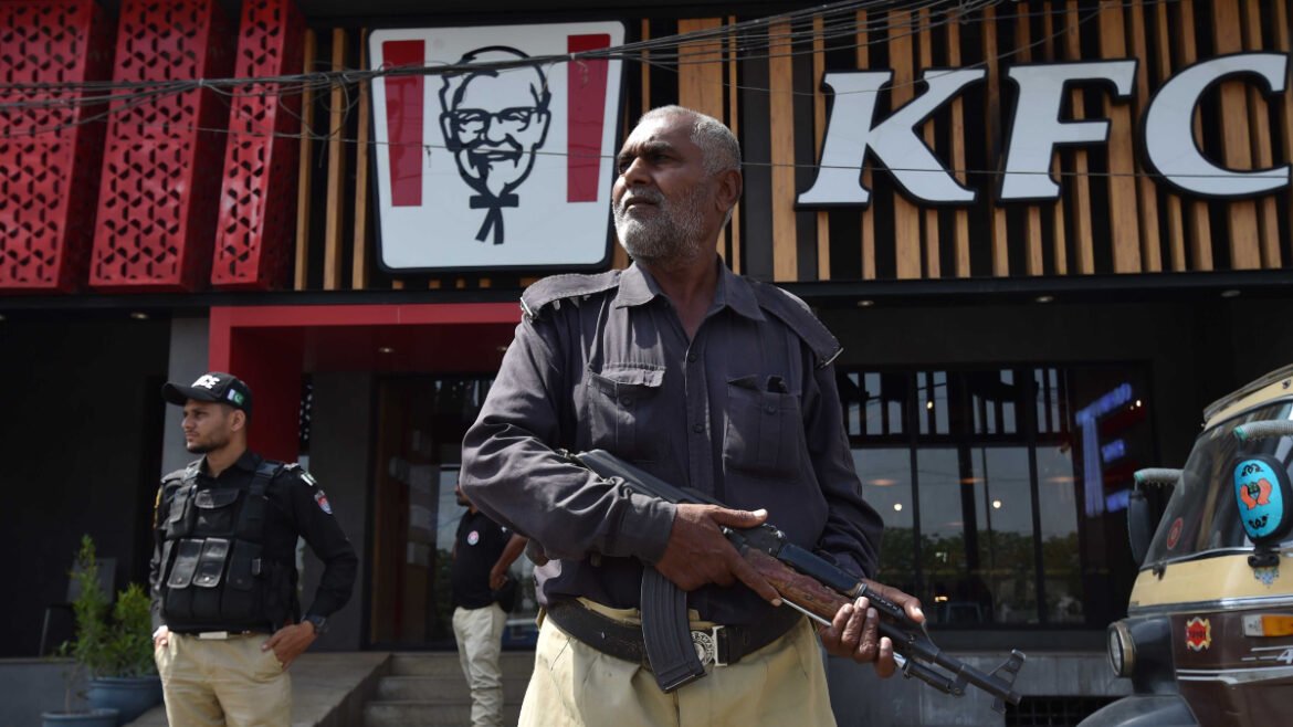 «Φωτιά και Οργή στο Πακιστάν: 160 Συλλήψεις μετά τις Αιματοβαμμένες Διαδηλώσεις κατά των KFC»