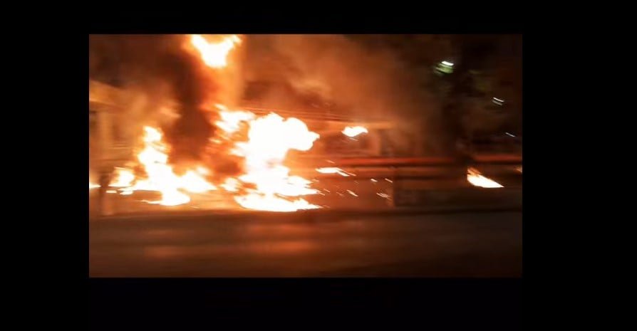 Νέος Κόσμος: Ανάσταση με βροχή από… μολότοφ, κροτίδες και βεγγαλικά – ΒΙΝΤΕΟ