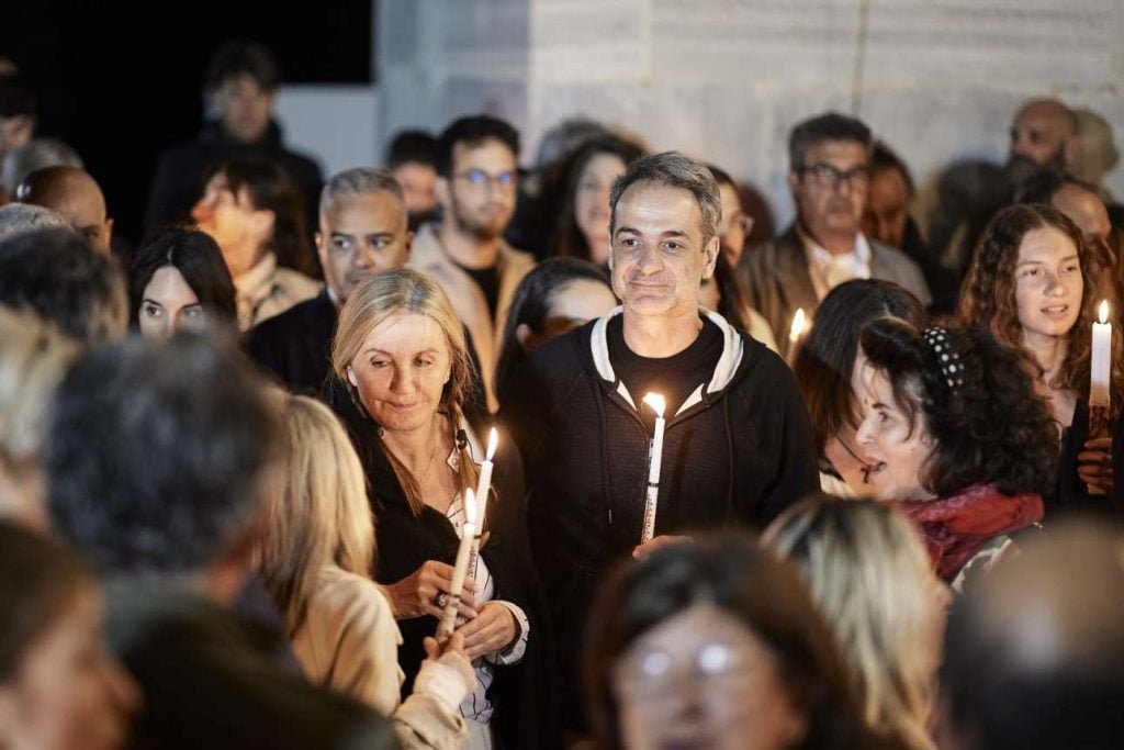 «Μητσοτάκης και σύζυγος ζωντανεύουν την παράδοση στην Καρδιανή της Τήνου»