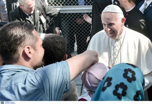 «Πάπας Φραγκίσκος: Μήνυμα Ελπίδας και Ανθρωπιάς από τη Μυτιλήνη στην Τελευταία του Επίσκεψη στην Ελλάδα»