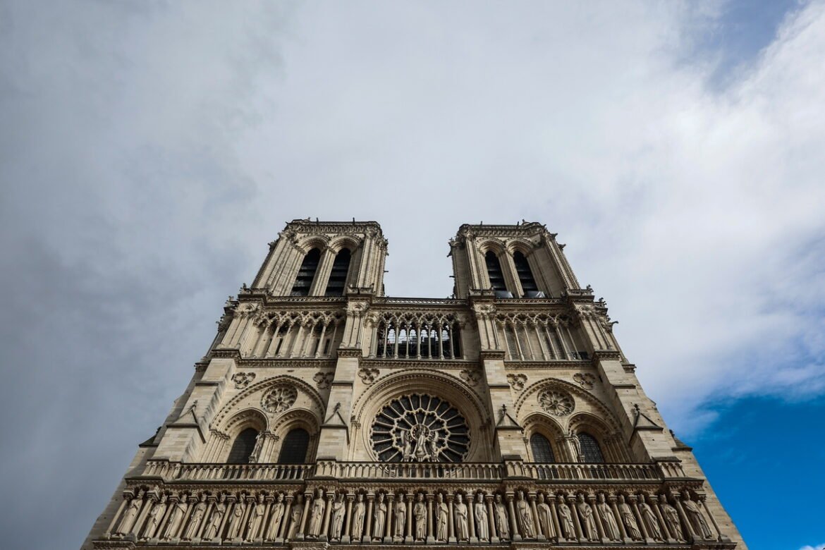 «Πάπας Φραγκίσκος: 88 Χτύποι Καμπάνας στη Νοτρ Νταμ για τον Ποντίφικα – Δείτε το Βίντεο»