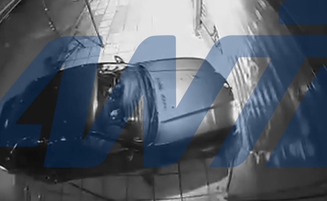 Θεσσαλονίκη: Σοκαριστικό τροχαίο – Αυτοκίνητο «καρφώθηκε» σε σταθμευμένο όχημα και βιτρίνα καταστήματος! Δείτε το βίντεο!