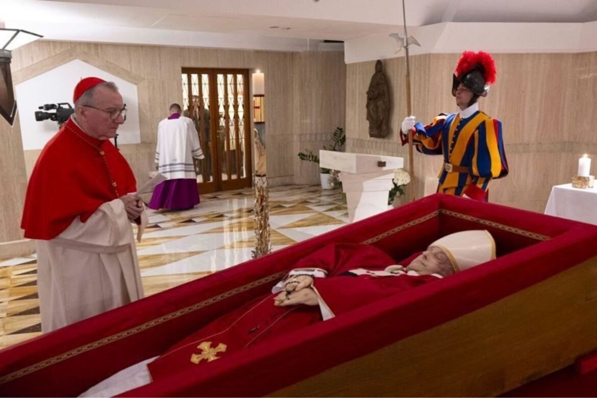 «Συγκλονιστικές πρώτες εικόνες του Πάπα Φραγκίσκου στο φέρετρο»