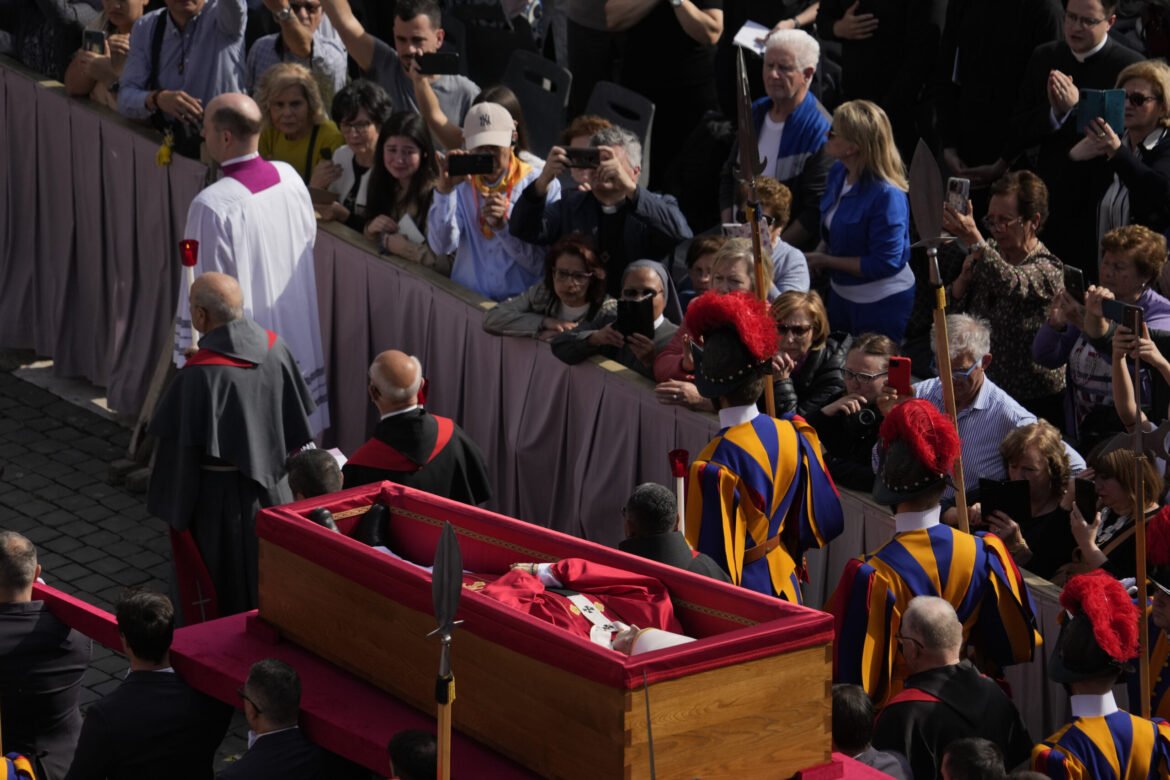 «Στη Βασιλική του Αγίου Πέτρου: Η Σορός του Πάπα Φραγκίσκου και η Αναμονή 200.000 Πιστών – Ζωντανή Κάλυψη»