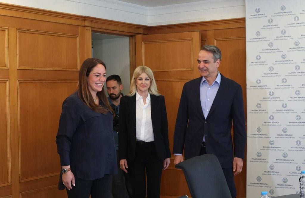 «Συναντήση κορυφής: Δόμνα Μιχαηλίδου και Ελενα Ράπτη υποδέχονται τον Πρωθυπουργό στο Υπουργείο Οικογένειας»