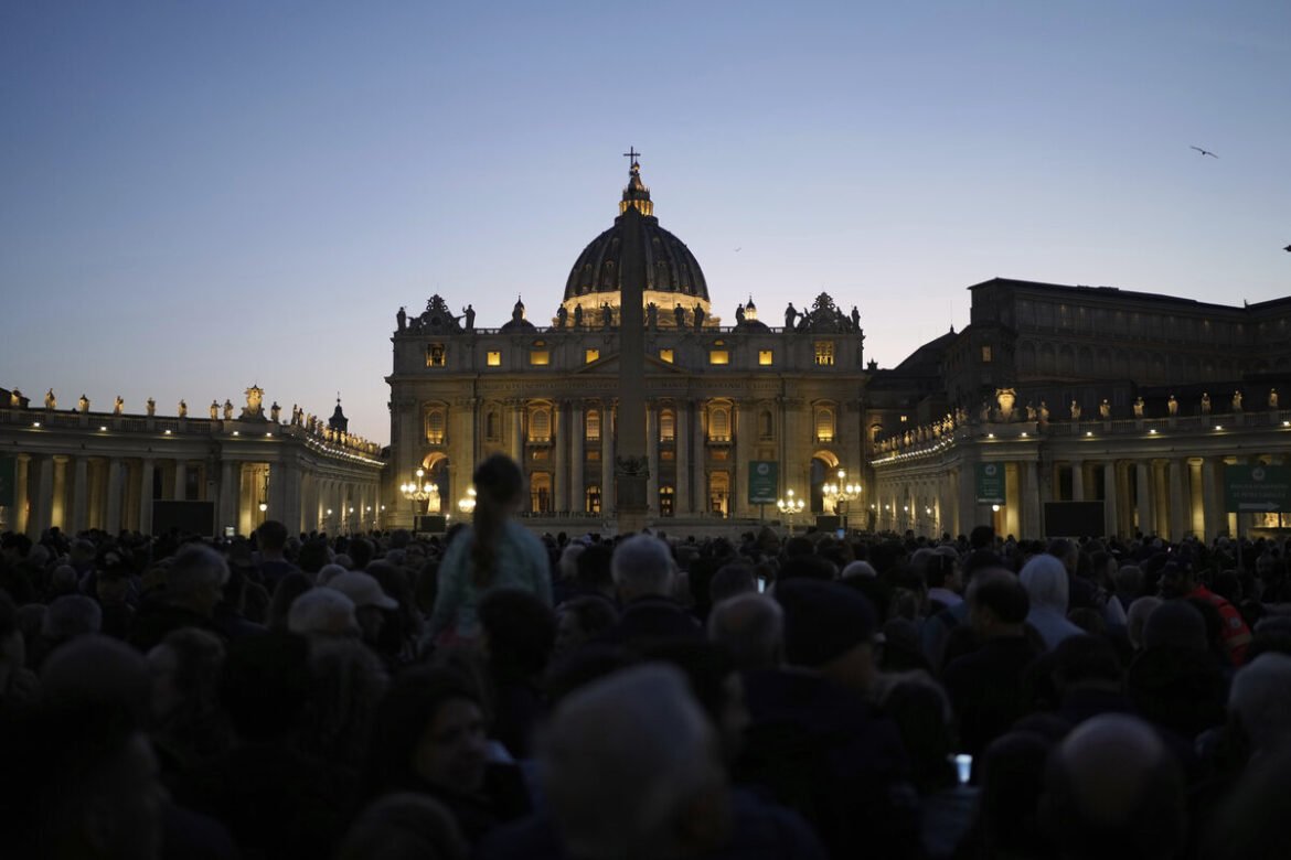 «Παγκόσμια Συγκίνηση: Χιλιάδες πιστοί αποχαιρετούν τον Πάπα με συγκλονιστικές εικόνες και βίντεο»