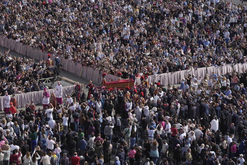 «Βατικανό: Χιλιάδες πιστοί συγκεντρώνονται για τον Πάπα Φραγκίσκο – Σενάρια για παράταση του προσκυνήματος»