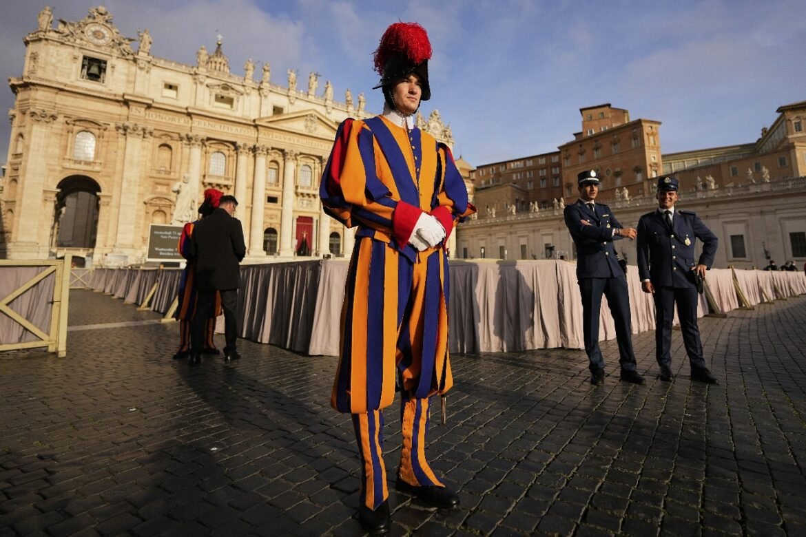 «Η Ελβετική Φρουρά: Ο Αρχαίος Στρατός που Προστατεύει τον Πάπα και την Ιστορία»