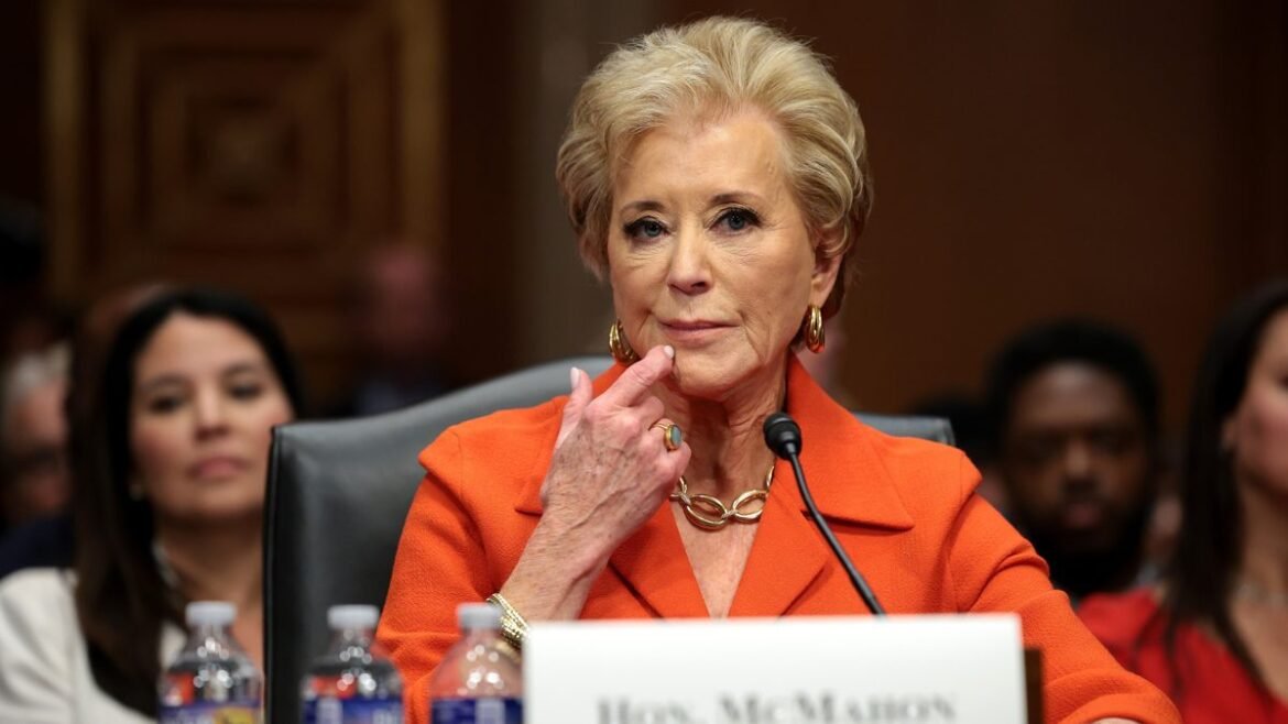 «Από την Άγνοια στην Ευθύνη: Η Υπουργός Παιδείας των ΗΠΑ Αναλαμβάνει τον Έλεγχο της Τεχνητής Νοημοσύνης στα Σχολεία»