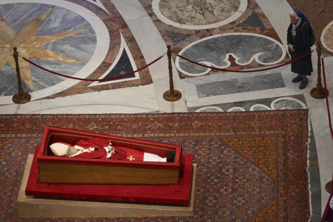 «Σκάνδαλο στο Βατικανό: Ο Πάπας Φραγκίσκος παραβιάζει το πρωτόκολλο για την αγαπημένη του φίλη – Δείτε το βίντεο!»