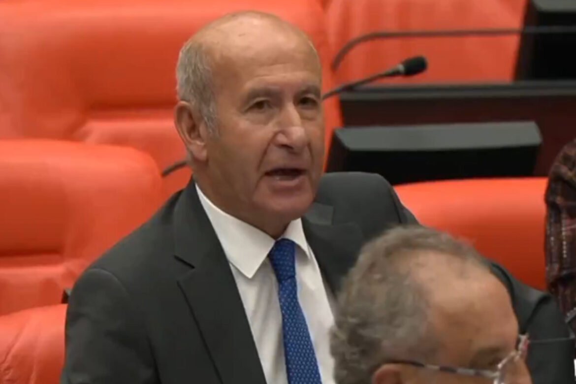 «Ο Μοναδικός Χριστιανός Βουλευτής της Τουρκίας Αποτίει Φόρο Τιμής στα Θύματα της Αρμενικής Γενοκτονίας (Βίντεο)»