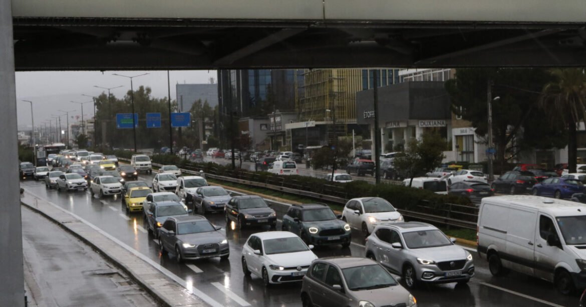 «Χάος στους δρόμους: Σύγκρουση οχημάτων στον Κηφισό – Στο «κόκκινο» η κυκλοφορία στην Αθηνών και Κηφισίας»
