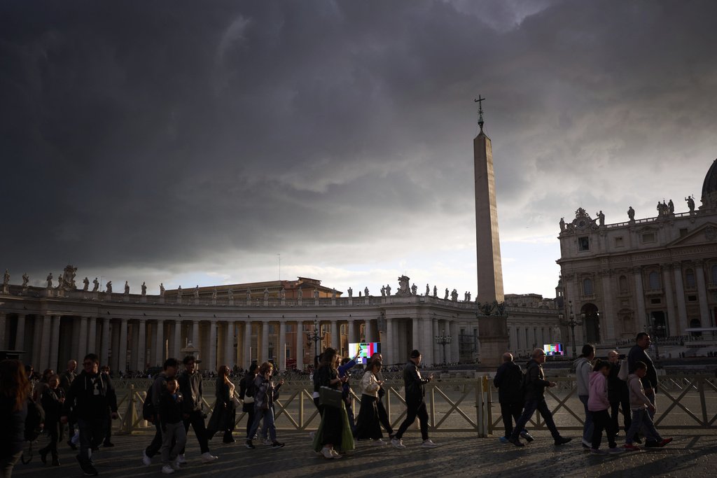 «Σκάνδαλο πριν την κηδεία: Καρδινάλιος με αμφιλεγόμενο παρελθόν αναλαμβάνει το κλείσιμο του φέρετρου του Πάπα Φραγκίσκου»