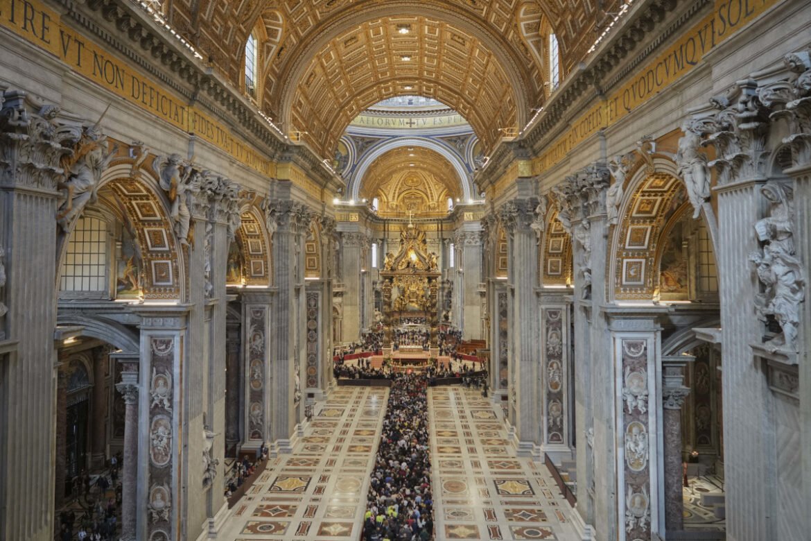 Πάπας Φραγκίσκος: Πάνω από 250.000 πιστοί στο λαϊκό προσκύνημα – Δρακόντεια τα μέτρα στην κηδεία του