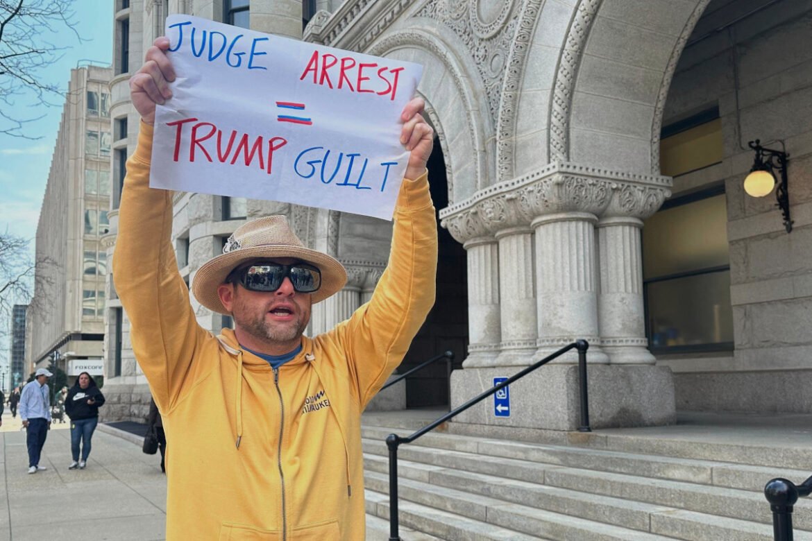 «Σκάνδαλο Τραμπ: Δικαστής συλλαμβάνεται από το FBI για παρεμπόδιση σύλληψης μετανάστη»