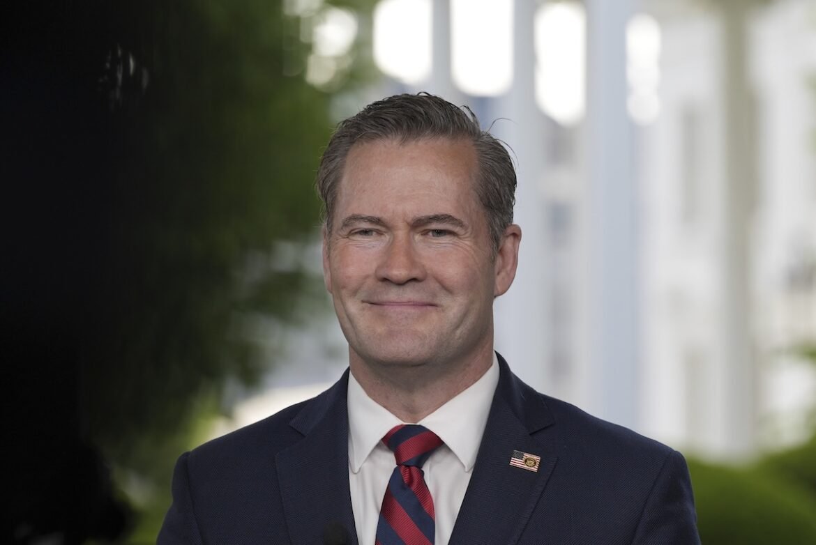 «Σκάνδαλο Διαρροής: Παραίτηση Μάικ Γουόλτς μετά την Αποκάλυψη Στρατιωτικών Μυστικών»