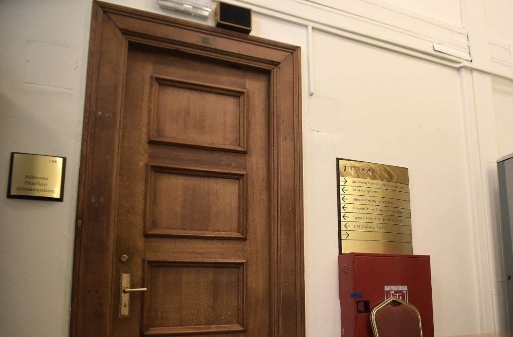 «Σοκ στη Βουλή: Μόλις δέκα βουλευτές ενδιαφέρθηκαν για τη δικογραφία Σπίρτζη-Καραμανλή»