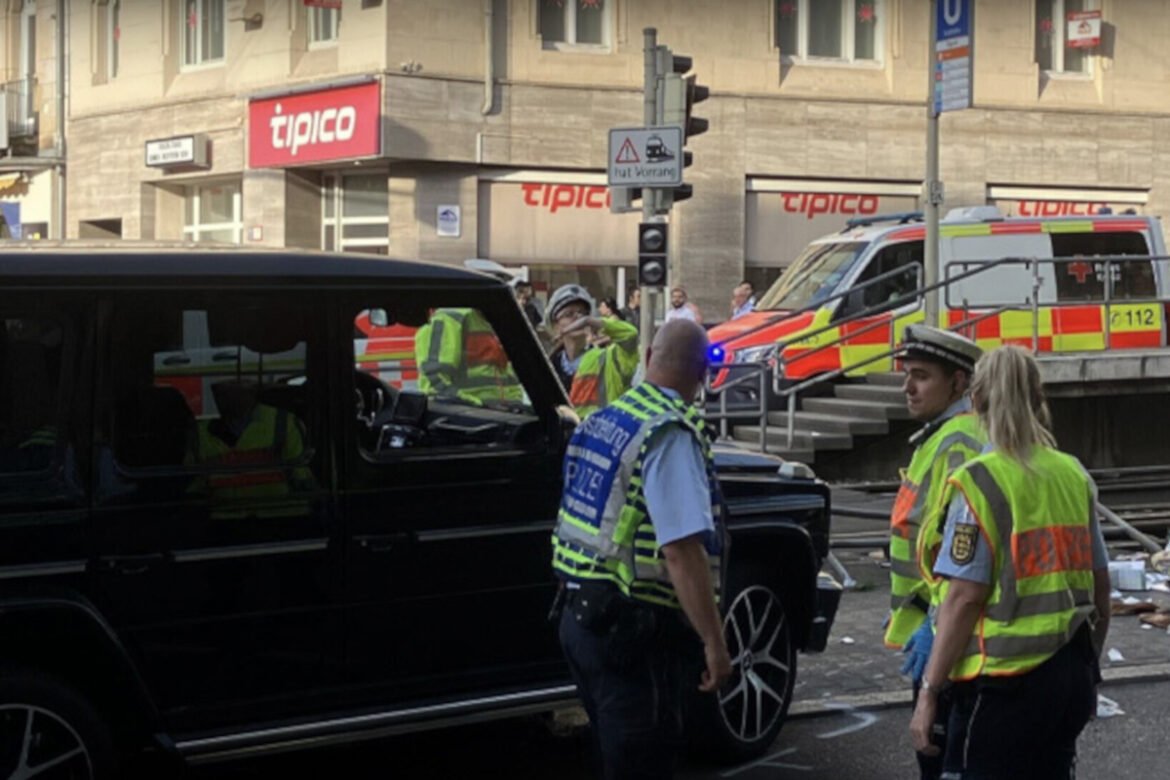 Συναγερμός στη Γερμανία: Αυτοκίνητο «σάρωσε» πλήθος στη Στουτγάρδη – Σοκαριστικές εικόνες και βίντεο!