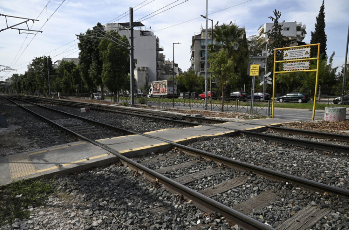 Σάλος στον ΟΣΕ: Απολύθηκε φύλακας που άφησε ανοιχτές τις μπάρες σε ισόπεδη διάβαση!