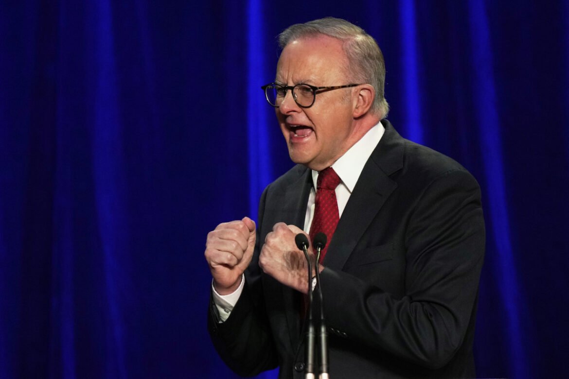 Αυστραλία: Οι Εργατικοί Θριαμβεύουν στις Εκλογές – Πώς οι Φιλελεύθεροι Πλήρωσαν το Τίμημα του Τραμπ