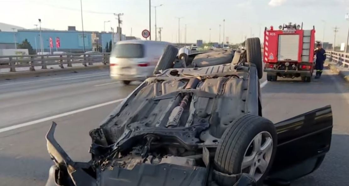 Σοκαριστικό τροχαίο στον Κηφισό: ΙΧ ανατράπηκε στο ρεύμα προς Πειραιά!