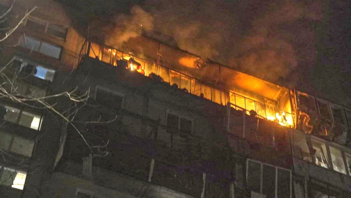 «Νέα Ρωσική Νυχτερινή Επίθεση με Drones στο Κίεβο: Φωτιές και Καταστροφές σε Κτήρια και Οχήματα»