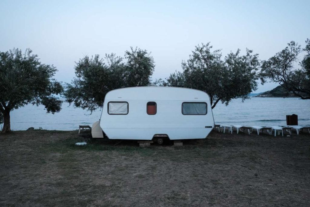 «Απαγόρευση κατάληψης: Τέλος στα τροχόσπιτα σε δάση, αιγιαλούς και αρχαιολογικούς χώρους»